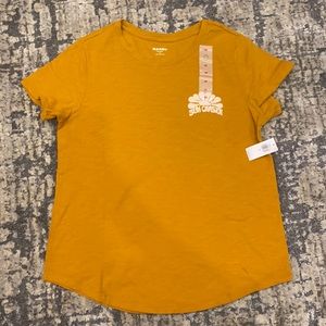 Yellow old navy T shirt.